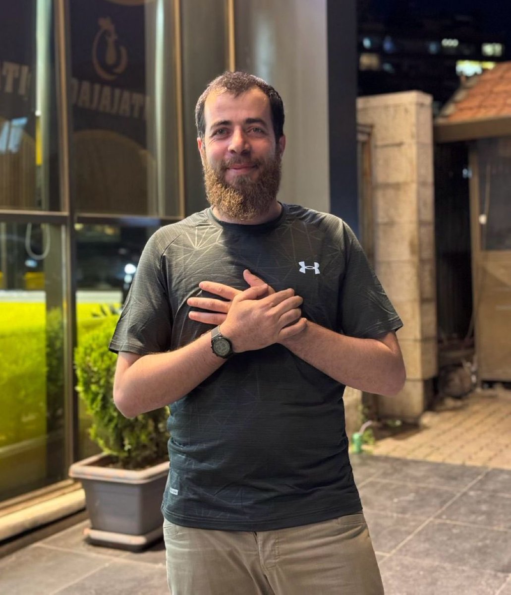 AJELNEWS24's tweet photo. الشعب السوري يعبر عن فرحه وسروره ..

ردة فعل ولي العهد العفوية بعد رفع العقوبات عن سوريا تتحول إلى رمز تقدير ومحبة لدى السوريين . https://t.co/lznrDWbQd5