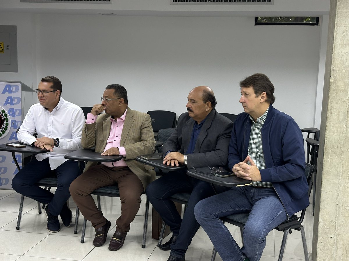 Se realiza reunión ordinaria del CEN #AcciónDemocrática con presencia de nuestro Secretario General Nacional <a href="/adbernabe/">Bernabé Gutiérrez</a>, la Secretaria Nacional de Organización <a href="/mydonascimento/">Myriam Do Nascimento</a>, el presidente del partido <a href="/rubenlimas/">Ruben Limas</a>, secretarios políticos y administrativos.