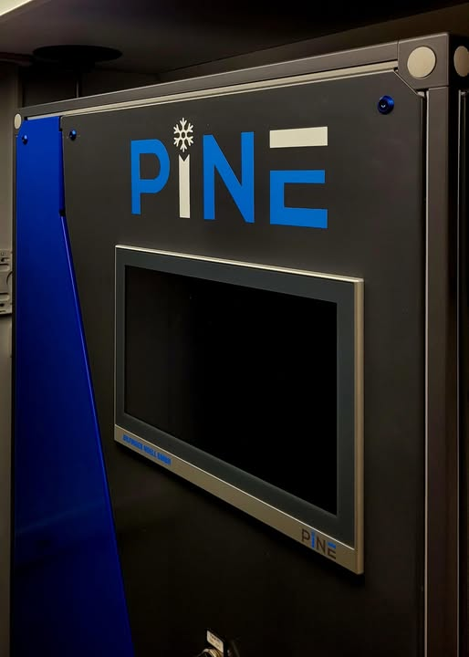 Během dneška jsme na naší observatoři spustili měření ledových jader, tj.  zárodků oblaků bez kterých by v přírodě nepršelo tak jak to všichni známe 🙂.
Toto měření je velmi unikátní a v České republice najdete tento přístroj jen u nas na observatoři.