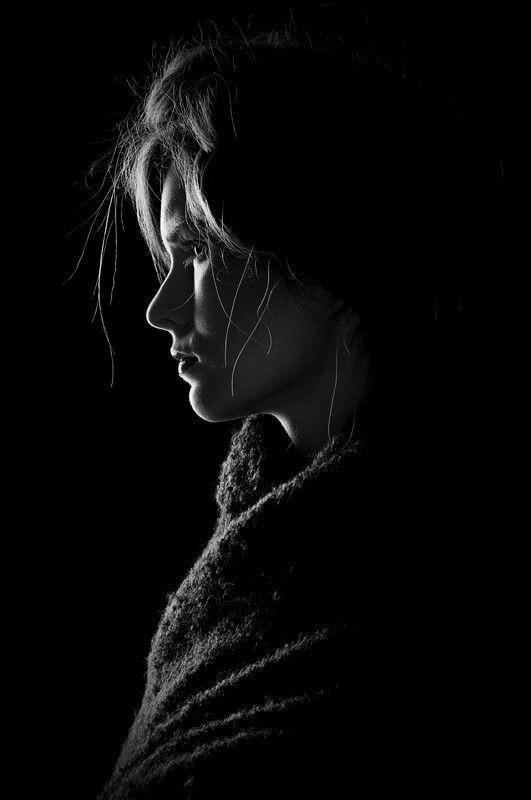 صامتون  

نصف أحاديثنا في أعيننا 
والنصف الآخر رسائل ماتت 
في قلوبنا ولم يقرأها أحد  ....