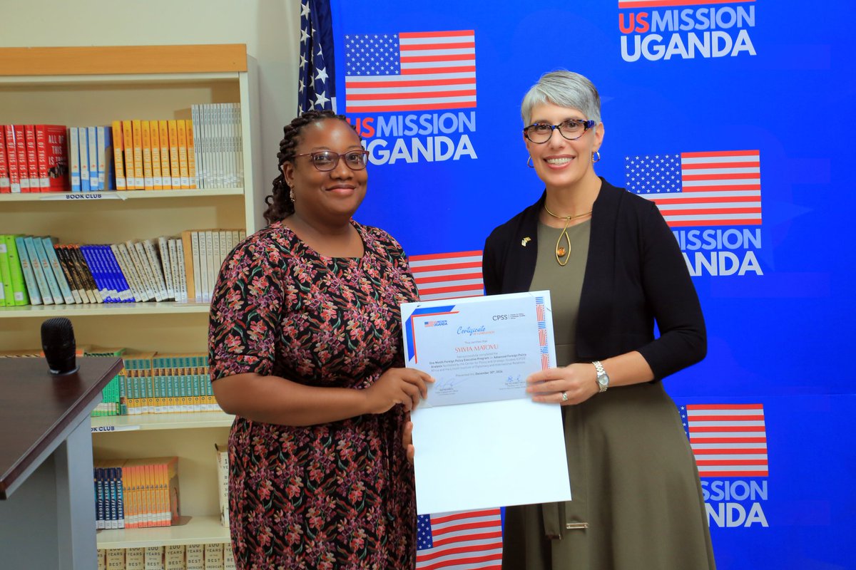 SylMatovu's tweet photo. We π #WelcomeToForeignPolicy is the tagline @AhmedhadjiProf used to pull our attention back to a discussion/to make a point during a debate in the #ForeignPolicyExecutiveProgram funded by @usmissionuganda & run by @CPSS_Ug , & @LincolnInstituteofDip.
Congrats π to all Alumni https://t.co/B3tpBNWQF6