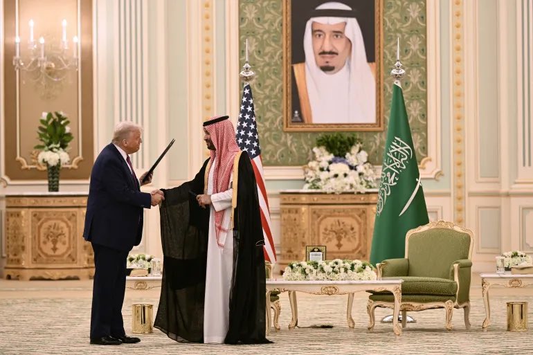 قدّام أبو سلمان للمجد التفاف
واخلافه العدوان مردومه ردم
#ترامب_في_السعوديه
#محمد_بن_سلمان