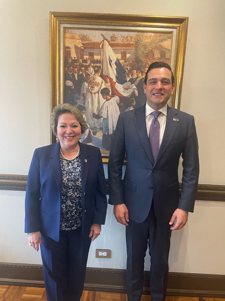 USAmbassadorPAN's tweet image. Tuve una excelente reunión ayer con la presidenta de la Corte Suprema, María Eugenia López Arias. Hablamos sobre programas de capacitación en EE.UU. para integrantes del poder judicial y coincidimos en la necesidad de colaborar para erradicar el crimen organizado, un desafío…