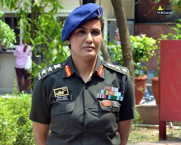 हे मातृभूमि! तेरे चरणों में सिर नवाऊँ।
मैं भक्ति भेंट अपनी, तेरी शरण में लाऊँ।।
माथे पे तू हो चन्दन, छाती पे तू हो माला;
जिह्वा पे गीत तू हो तेरा ही नाम गाऊँ।।

जय हिंद 🇮🇳
