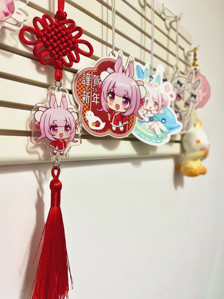 收到期待很久，兔兔畫的香香小卡和吊飾，世界第一可愛😍💖
回家打開房門有淡淡草莓味迎接，心情都變好了🥰

 #妮卡沃爾