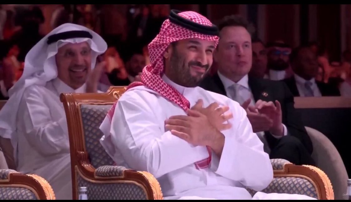 MarzooqMotibey's tweet photo. #محمد_بن_سلمان_ينتصر_لسوريا

وكأنه حضن سوريا بأكملها...قائد الوطن العربي و الاسلامي بلا منازع ..عزنا وفخرنا يابو سلمان https://t.co/qr2VEJTBVK