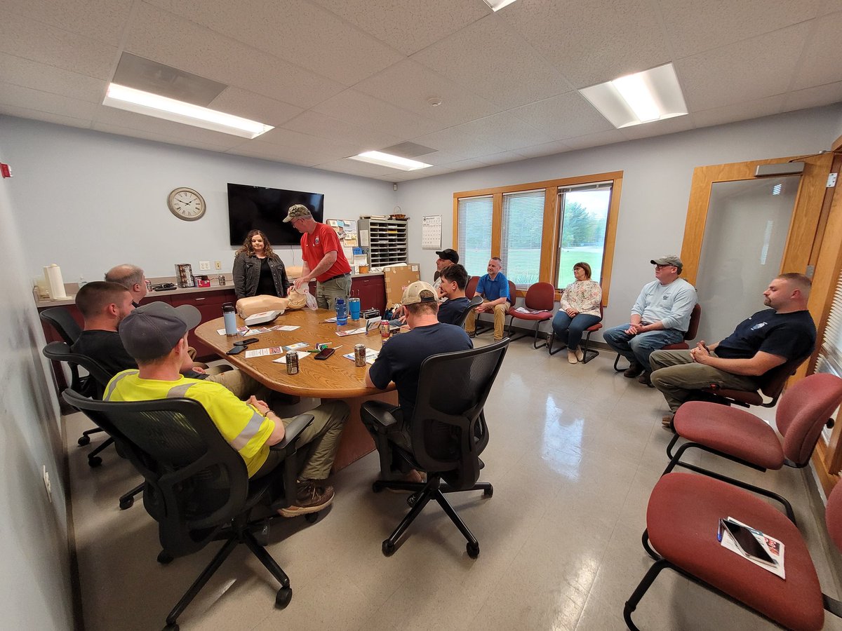 We are hiring an Environmental Analyst to help round out our team (seen here refreshing first aid skills) working to deliver safe and reliable water to #actonma!

actonwater.com/about-us/job-o…