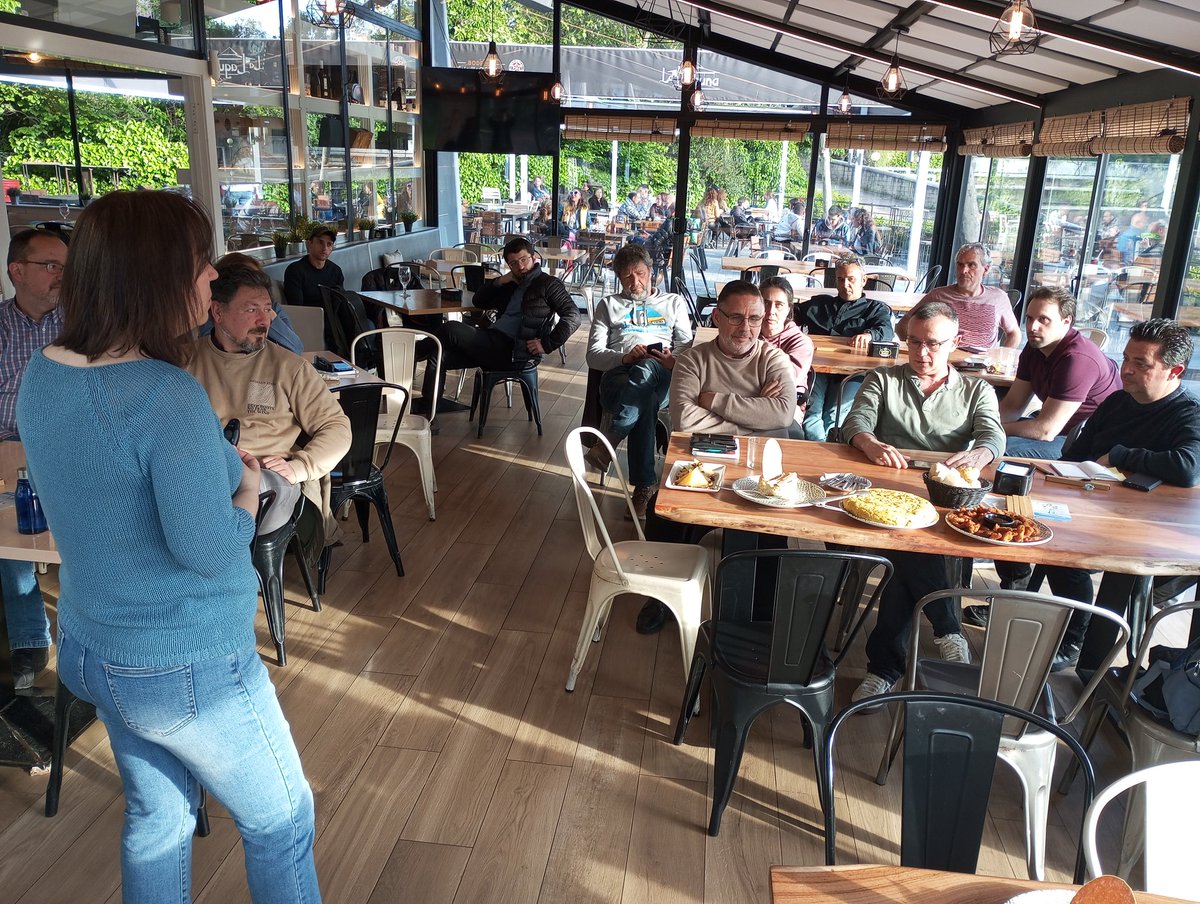 Todos los asistentes siguen súper pendientes de la charla de <a href="/MontseCano/">Montse Cano | iSEO, project mgmt</a> y eso que el picoteo, cortesía de <a href="/factoriadigital/">Factoría Digital Hosting</a> , ya está sobre las mesa.

Muy interesante la charla de hoy. 

#WPVillalba