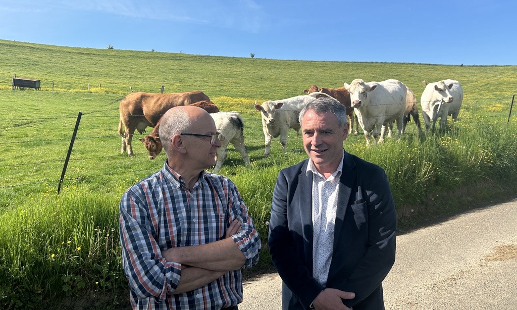 🇨🇳🇫🇷 Visite du Vice-Premier Ministre chinois sur une exploitation de charolaises à Harquency (Normandie)
 ➡️ Des échanges constructifs autour de la relance des exportations de viande bovine française.

Modèle herbager, traçabilité, standards sanitaires élevés : cette visite a