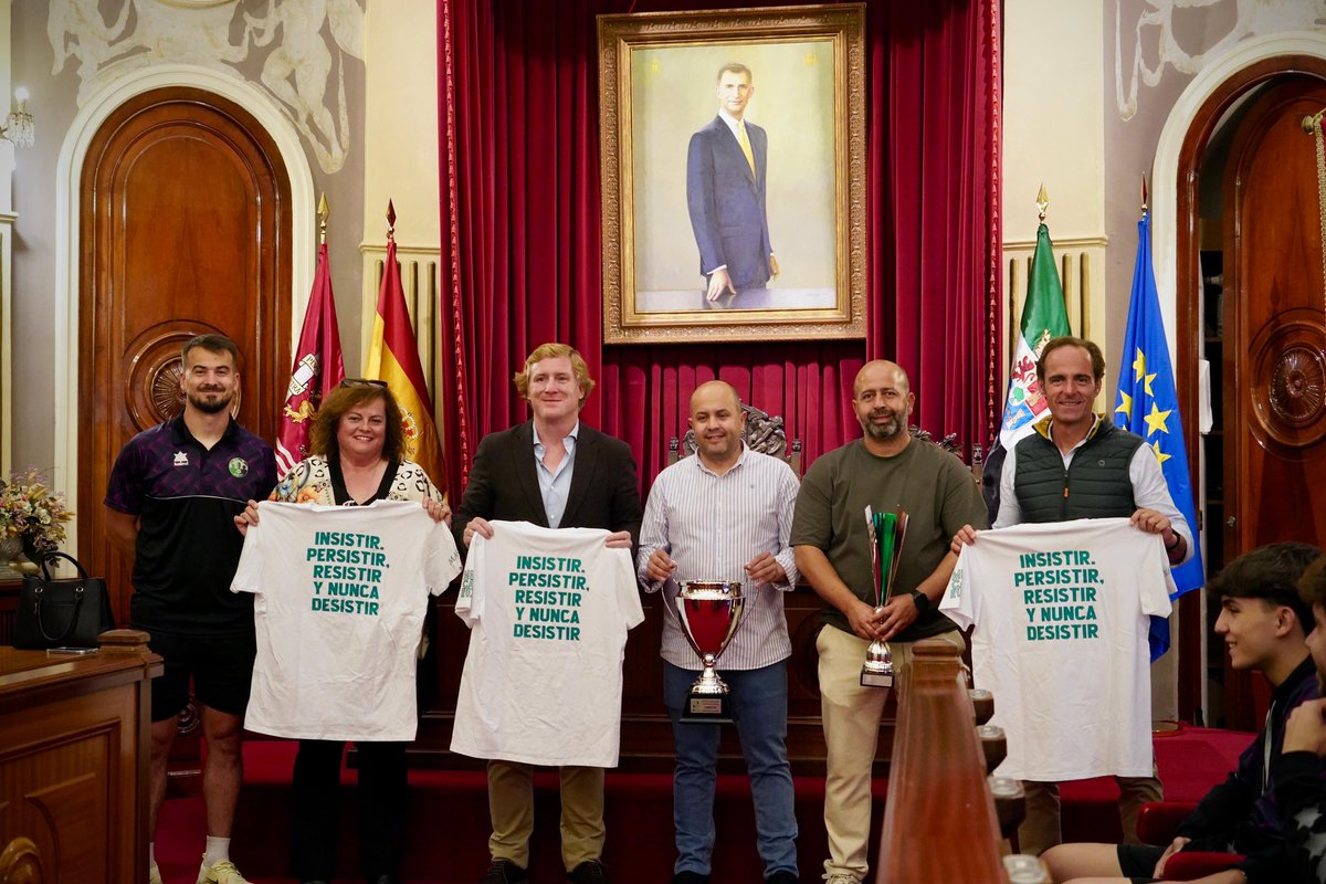 CdGevora's tweet photo. 🏫 La plantilla y directiva han sido recibidos esta tarde en el @aytodebadajoz por el alcalde de Badajoz @BarreraGragera y el concejal de Deportes @FdezParejo.

• También ha estado presente nuestra alcaldesa Petri Samino. 

🤝🏻 Gracias por vuestro cálido recibiemiento y apoyo. https://t.co/NwFo3u78Gi