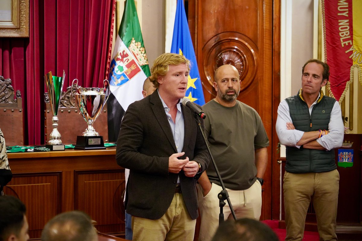 CdGevora's tweet photo. 🏫 La plantilla y directiva han sido recibidos esta tarde en el @aytodebadajoz por el alcalde de Badajoz @BarreraGragera y el concejal de Deportes @FdezParejo.

• También ha estado presente nuestra alcaldesa Petri Samino. 

🤝🏻 Gracias por vuestro cálido recibiemiento y apoyo. https://t.co/NwFo3u78Gi