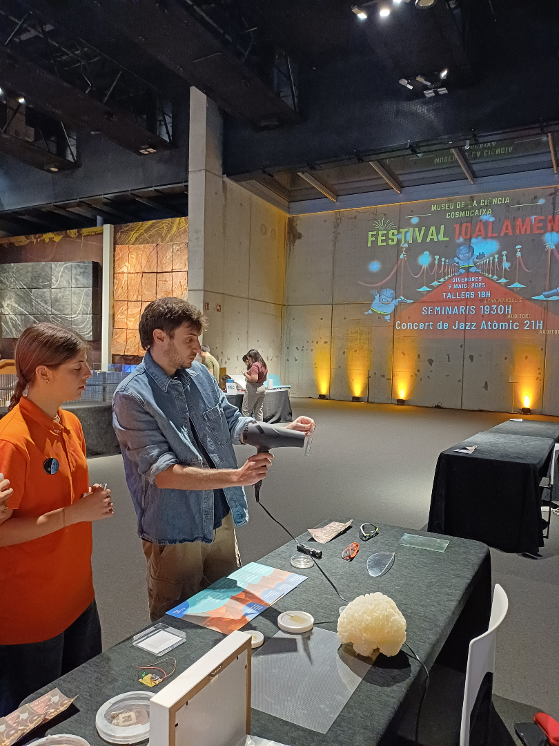 icn2nano's tweet photo. 🔬 La semana pasada nos sumamos al #10alaMenos9, un evento que acerca la ciencia al público general. Nos visitaron estudiantes de ESO y estuvimos en CosmoCaixa con un stand muy interactivo.
🙏¡Gracias Esteve, Danilo, Marta, Chema y Ana!
Más info aquí! 👉 https://t.co/6hmgWB9UId https://t.co/vN6YTRCOSE