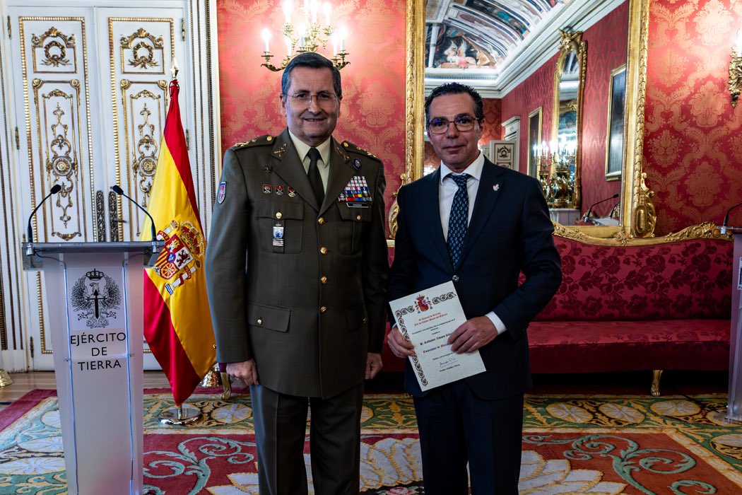 El escultor <a href="/SalvadorAmayaEs/">Salvador Amaya</a> nuevo embajador de la Marca <a href="/EjercitoTierra/">Ejército de Tierra 🇪🇸</a> 🇪🇸

Autor, entre otras obras, del busto de SM el Rey en la Academia de Infantería de Toledo o del monumento dedicado a los héroes de Baler, en Madrid

Enhorabuena, merecidísimo 👏👏