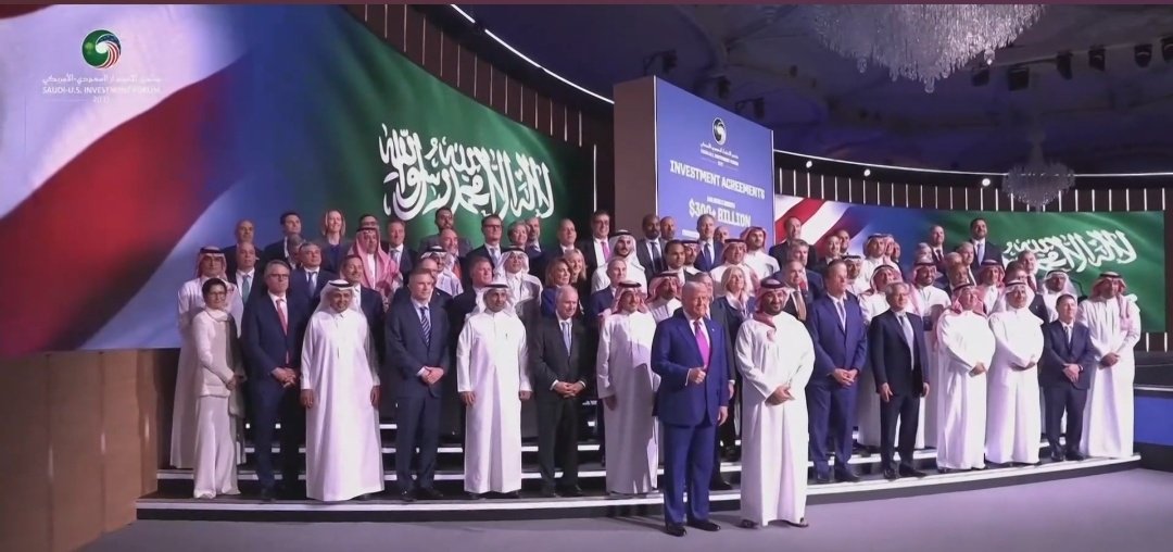 ihsanbuhulaiga's tweet photo. انتهى اليوم الأول من زيارة #الرييس_الامريكي_في_المملكه  بنتائج كثيرة ومجاملات قليلة.

كلمة الرئيس الأمريكي التفصيلية ومن الرياض التي أبدى فيها مراراً كم الاحترام والتقدير لقيادة المملكة #الملك_سلمان_بن_عبد_العزيز ولانجازات #ولي_العهد_الأمير_محمد_بن_سلمان واعجابه بحجم التقدم الذي أنجزته الرؤية بين زيارتهِ الأولى (2017) والثانية (2025)، وتثمينه لدور المملكة السياسي حتى خارج اقليمها مثل استضافة محادثات أوكرانيا، واعلانه ومن الرياض عن رفع العقوبات عن #سوريا وهو الأمر الذي بذلت فيه #السعودية جهوداً دبلوماسية لم تفتر..
كل هذا يُبين أن السعودية والولايات المتحدة أمام مرحلة شراكة ما فوق اقتصادية، تتجاوز عصر النفط لما بعد النفط، فأبرز اتفاقات اليوم كانت في التقنيات العالية والاتصالات والذكاء الاصطناعي والتصنيع المتقدم.