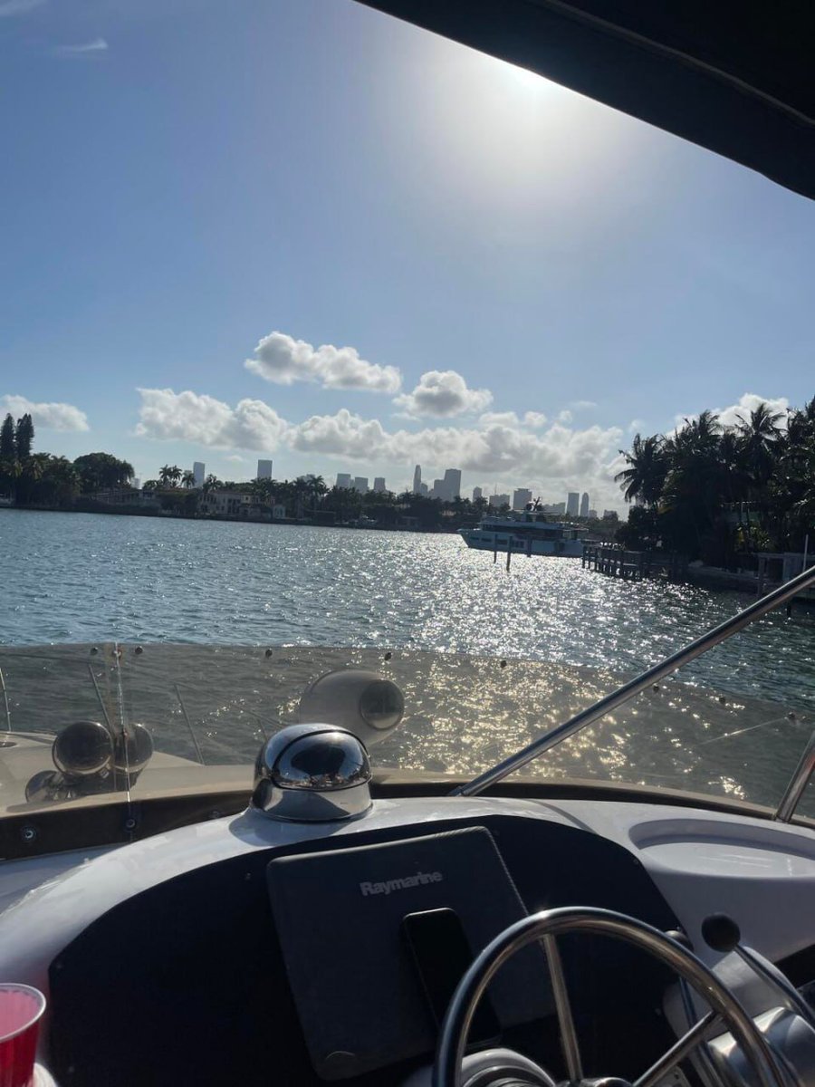 shanni_girl's tweet image. The sun was shining, the breeze was blowing, and the afternoon yacht trip let all the worries go with the wind. Enjoy the vastness and tranquility of the sea, and feel the freedom and happiness every moment. 🌊⛵ #yachttime #seaadventure #relaxmood