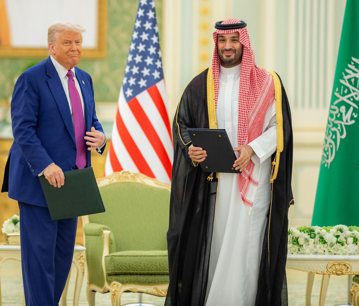 الله يحفظ ولي العهد الامير محمد بن سلمان اللي صرنا نشوف اليوم كيف الدول تتسابق على تقوية علاقتها مع المملكة وكيف تشوف المملكة شريك مهم 👍🏻وهذه الاتفاقيات تعكس توجه المملكة في توسيع قاعدة الشراكات وتعزيز الاستثمارات ونقل التقنية وتوطين الصناعات 🇸🇦 ♥️ 🇸🇦 
 #القمه_السعوديه_الامريكيه