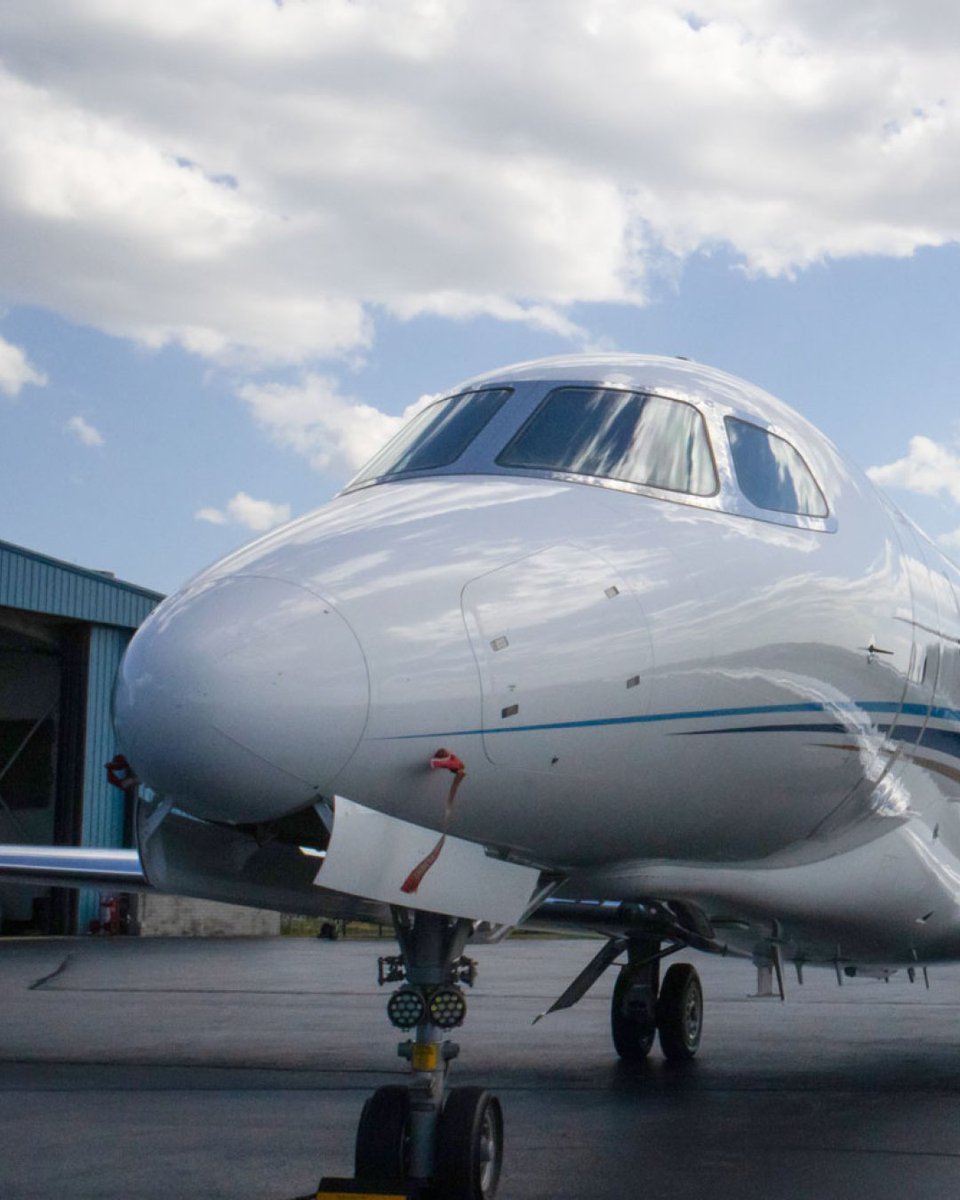 fly_advanced's tweet image. Experience the perfect blend of comfort and performance with the Citation Latitude. Accommodating up to 9 passengers, this midsize jet offers a spacious cabin, good range, and a smooth ride. #MidsizeJet #CessnaCitation #LatitudeJet