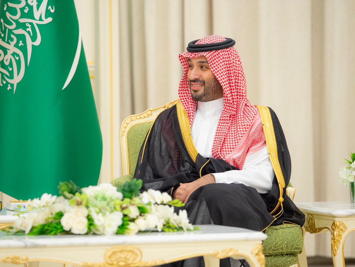 محمد اسمه يذل قلوب حساده
ولي عهد المليك وحاكم الامه

كل همه انه يعز الشعب وبلاده
عز الوطن لين صرنا اول القمه