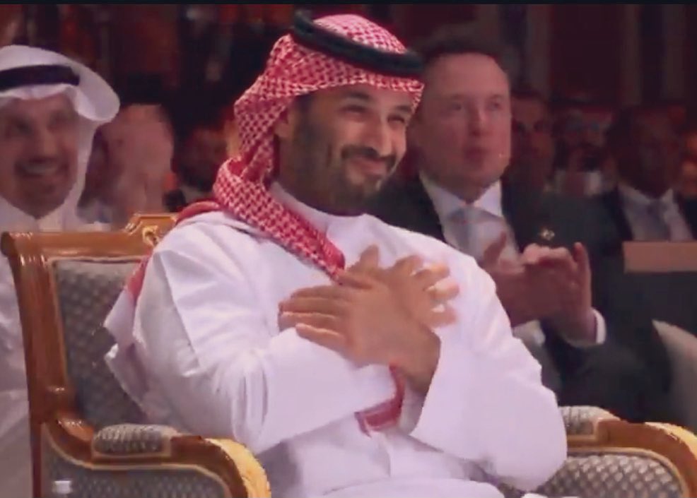 SaudiProject's tweet photo. لحظة تبقى خالدة للأبد 🇸🇦

حركة صامتة لكنها تحفر في الذاكرة مشهداً تاريخياً لا يُمحى

#الرئيس_الأمريكي_في_المملكة 
#رفع_العقوبات_عن_سوريا https://t.co/SOkURUlgI4