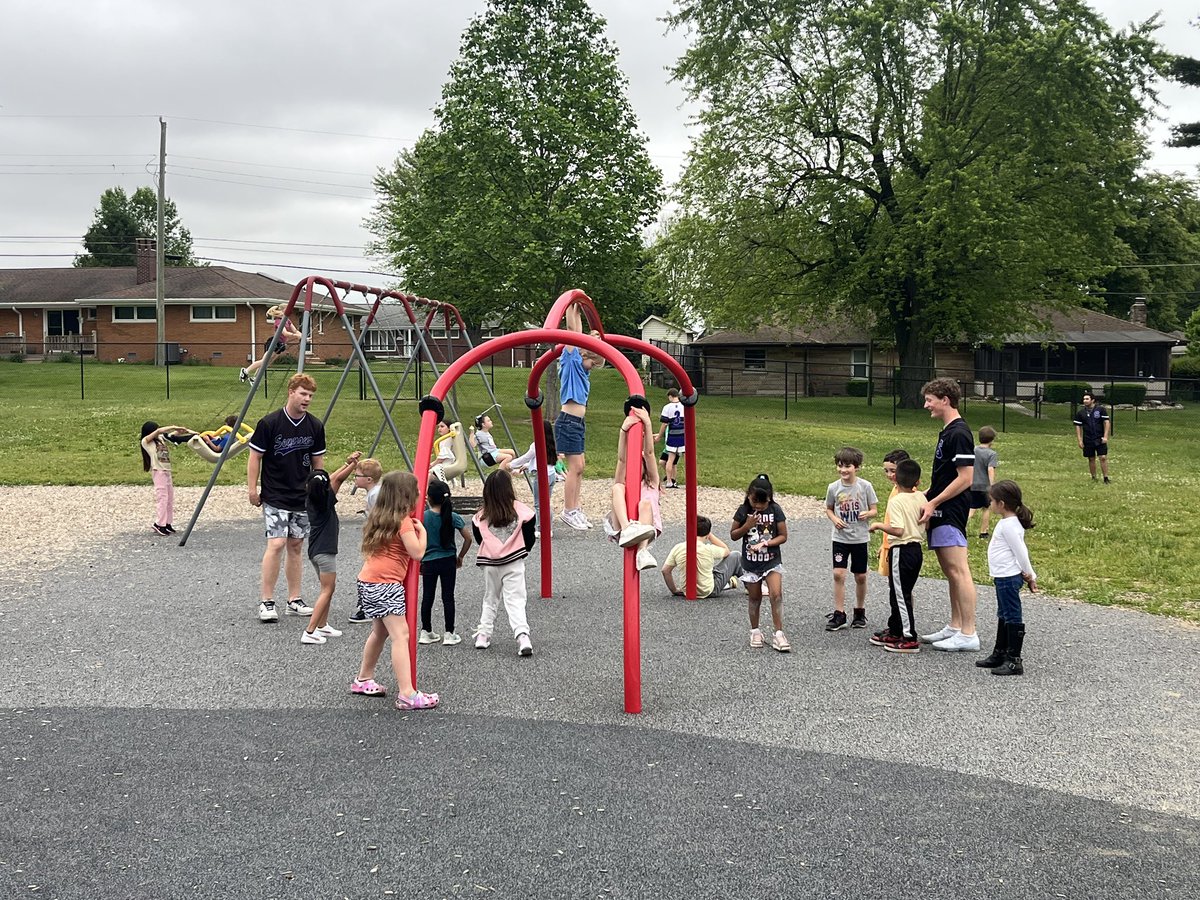 It was a great morning for our seniors helping the students at Redding Elementary. We always love giving back to the community that supports us so much. 

#GoOwls 🦉