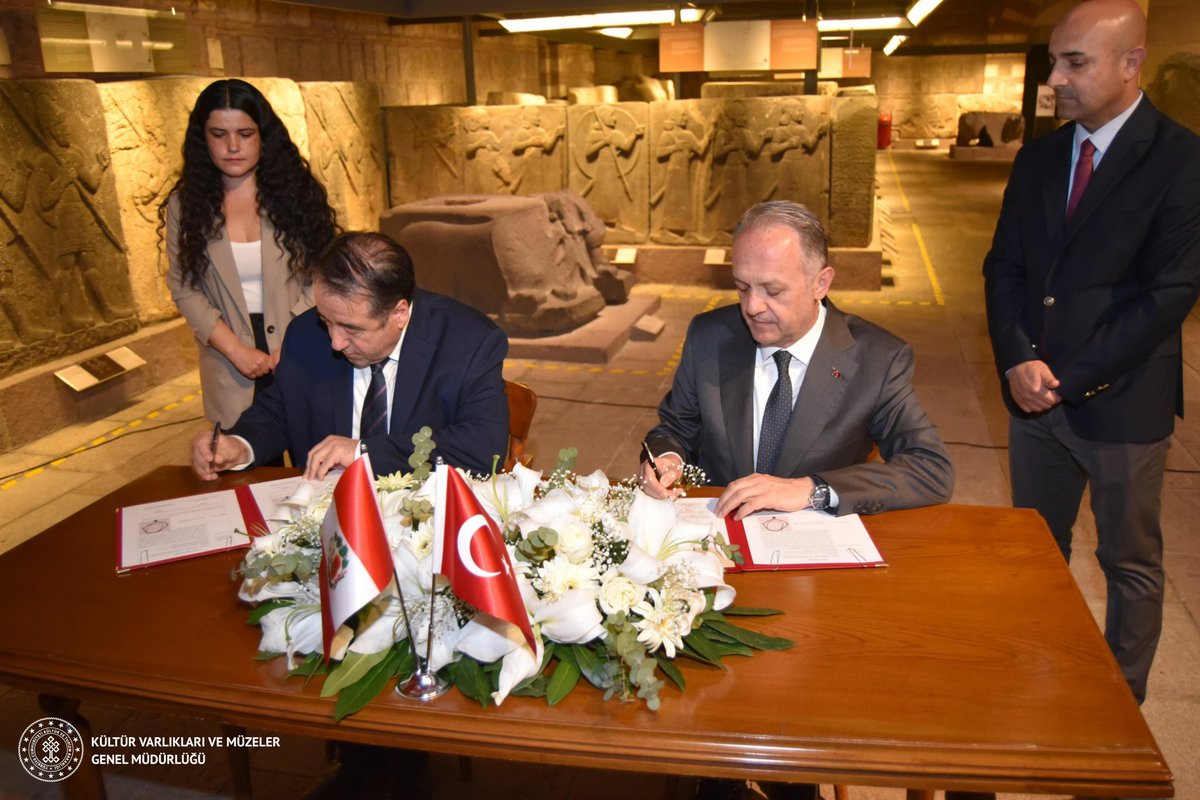 🤝Türkiye'den Peru'ya Anlamlı İade: Mochica Kültürüne Ait Tarihi Kolye Yurduna Döndü!

🏛️🏺Kültür varlığı kaçakçılığıyla mücadelede örnek teşkil eden bir iade süreci, Türkiye ve Peru arasında dostane iş birliğiyle sonuçlandı. MÖ 200 ile MS 600 yılları arasında Peru’nun kuzey