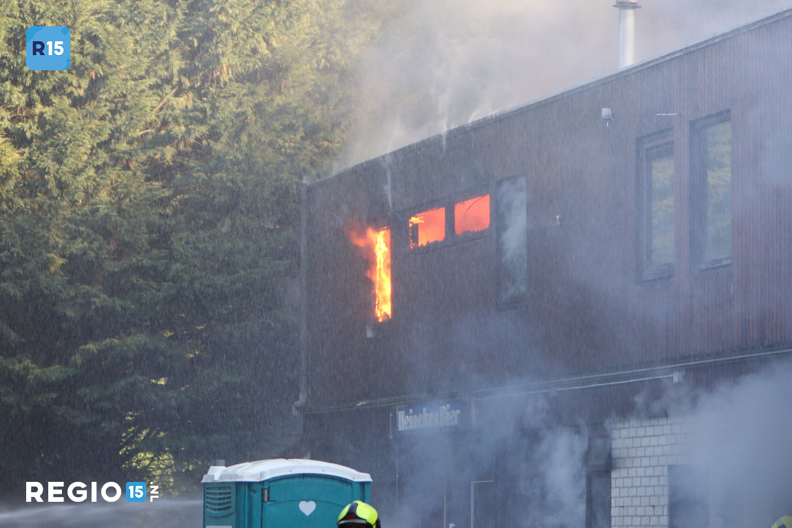 Brand in gebouw op Jaap Edenweg Den Haag, rook van kilometers afstand zichtbaar