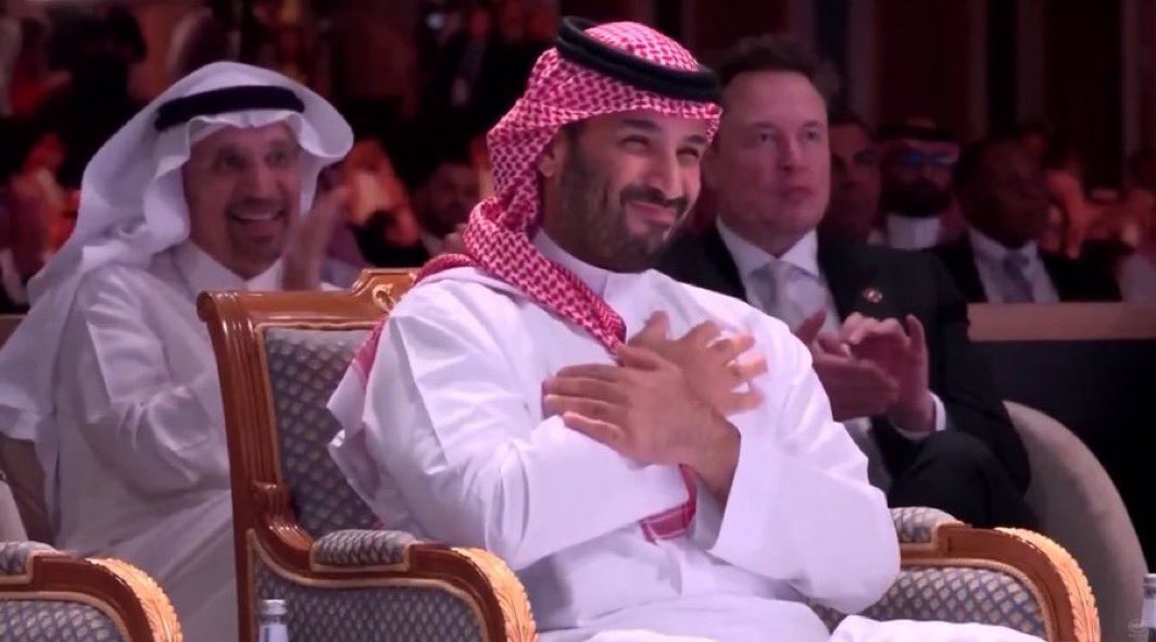 من الرياض 🇸🇦
تعاد صياغة العلاقات، وتتغير المواقف رفع العقوبات عن سوريا 🇸🇾 ليس موقف سياسي .. هذا قلب محمد بن سلمان ما ينسى اخوانه وجيرانه.
#السعودية
 #سوريا_الان 
#ترمب_في_الرياض