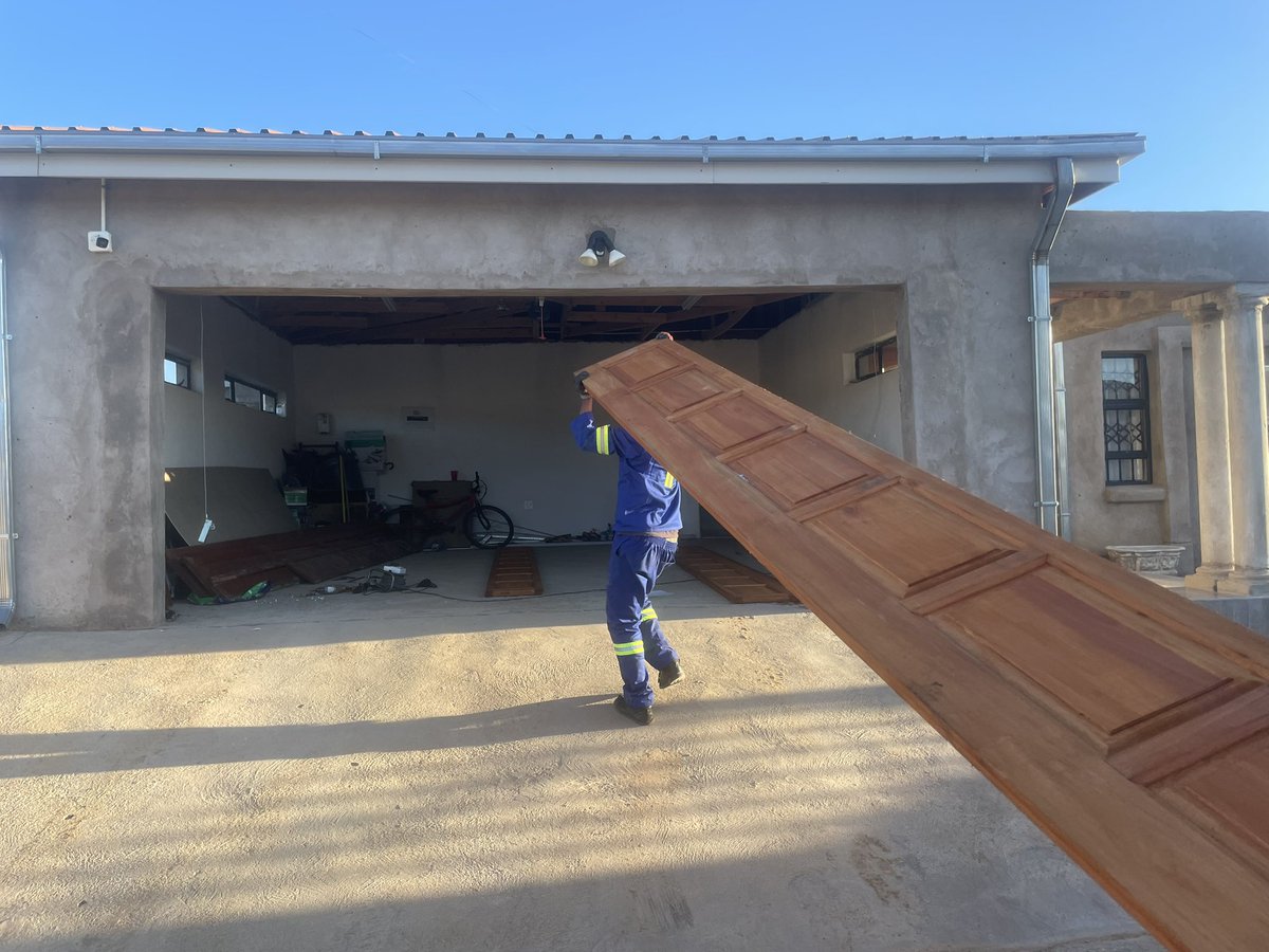 SeberekaneQ's tweet image. Le mphe le mosebetsi oa garage door installation.