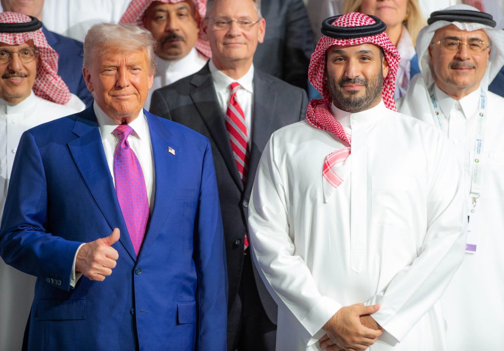 HRHMBNSALMAAN's tweet photo. سمو #ولي_العهد وفخامة الرئيس الأمريكي يشاركان في منتدى الاستثمار السعودي الأمريكي.
#منتدى_الاستثمار_السعودي_الأمريكي
#SaudiUSForum2025 https://t.co/4DKYVxP94H