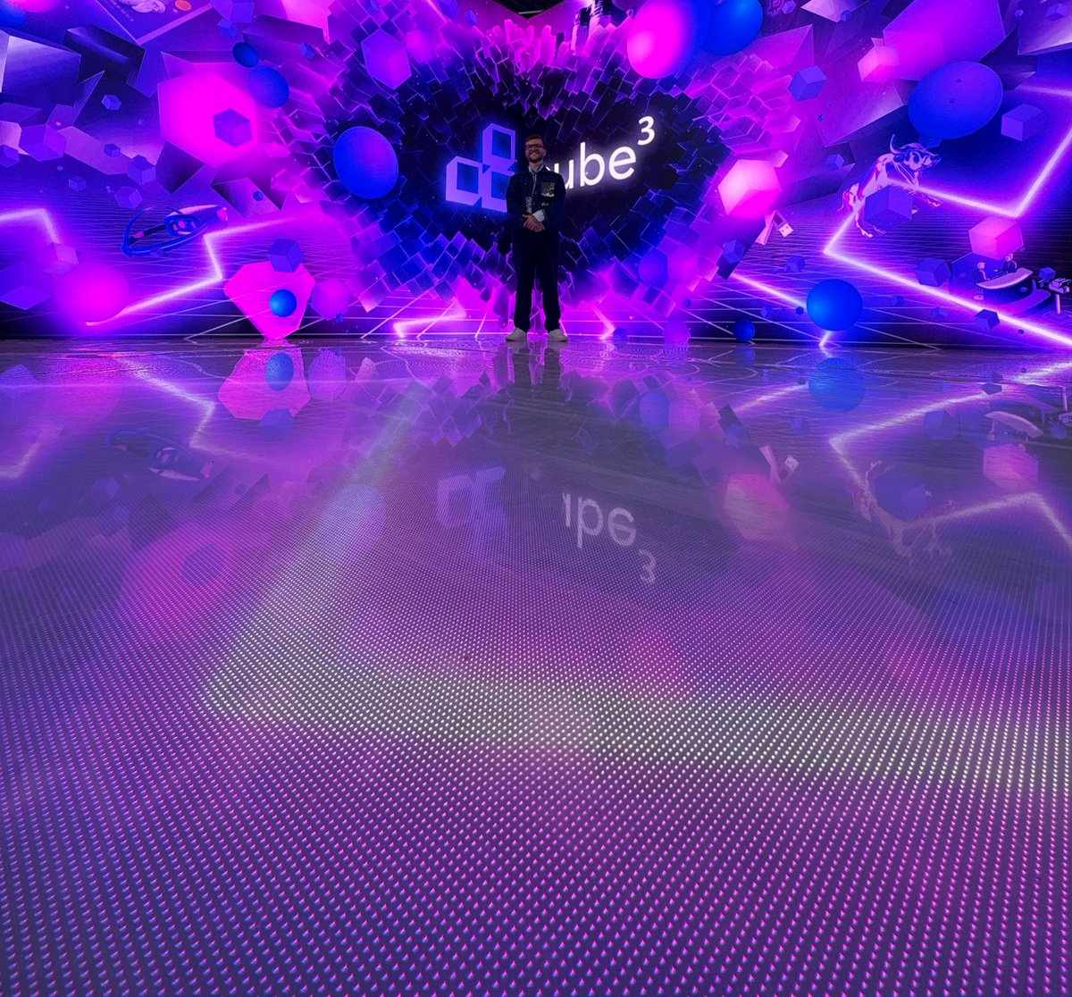 J’enferme 25 entrepreneurs dans un cube de 25m2. A la fin il n’en reste qu’un qui remporte 50,000€.
Les meilleurs intègrent <a href="/joincube3/">cube3</a> 
H-24