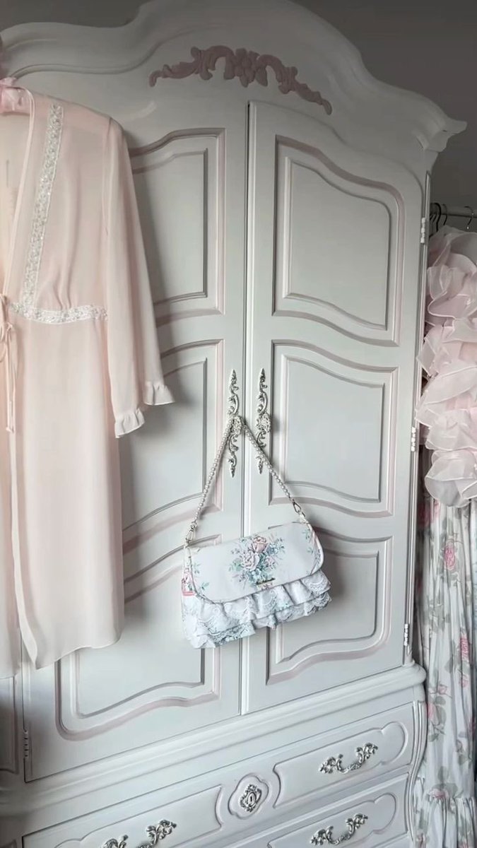 𝓇𝑜𝓈𝒾𝑒 tweet media