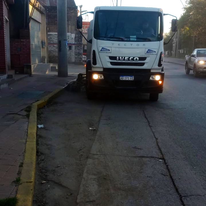 CamdelasSierras's tweet image. 🧹 Un equipo de Conservación está barriendo la #Ruta36, en zona urbana de Córdoba.