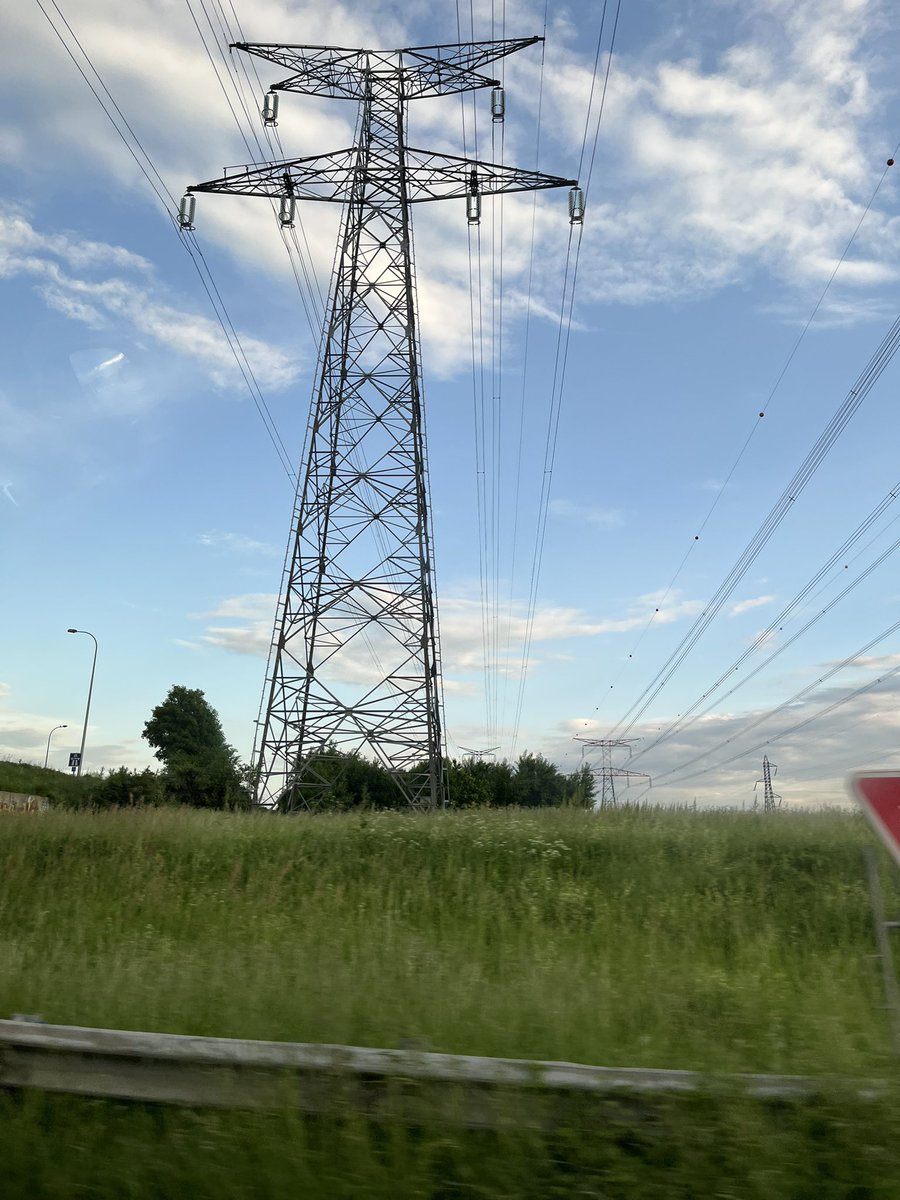 VoltMaster3's tweet photo. フランスの送電鉄塔。先とは別の奴で、めっちゃ近くで取れるチャンスがあった。
4回線だし、多分220kVなのかなぁ。 https://t.co/lv8yZWMzwe