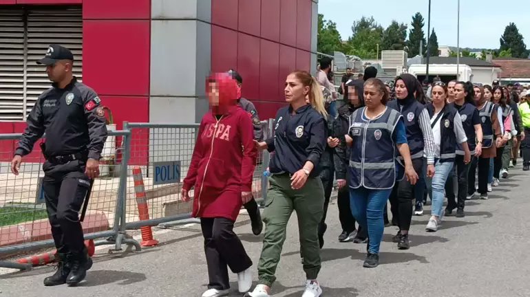 Kadının Sesi Platformu (@kadinn_sesi) on Twitter photo 47 ilde ev baskınlarında gözaltına alınıp tutuklanan çoğu öğrenci onlarca kişi çok zor durumda.
Mv. <a href="/gergerliogluof/">Ömer Faruk Gergerlioğlu</a>:
"Gaziantep merkezli operasyonda tutuklanan hukuk öğrencisi bir genç kadın 4 günde en az 4 intihar girişiminde bulundu, hastaneye kaldırıldı!
Boş gerekçelerle 47 ilde ev baskınlarında gözaltına alınıp tutuklanan çoğu öğrenci onlarca kişi çok zor durumda.
Mv. <a href="/gergerliogluof/">Ömer Faruk Gergerlioğlu</a>:
"Gaziantep merkezli operasyonda tutuklanan hukuk öğrencisi bir genç kadın 4 günde en az 4 intihar girişiminde bulundu, hastaneye kaldırıldı!
Boş gerekçelerle