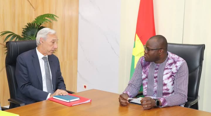 🤝 Le ministre Aboubakar Nacanabo a reçu Joâo Cravinho, émissaire de l’UE pour le Sahel. Objectif : repenser la coopération avec les pays de l’AES. Le Burkina plaide pour une approche respectueuse de sa souveraineté et de ses priorités. #Diplomatie #AES