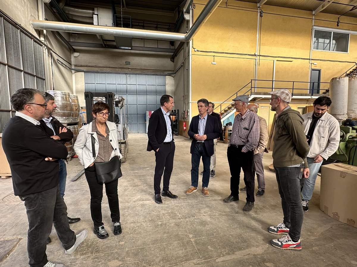 VilafrancaAj's tweet image. 🍷L’alcalde @FRomeroGamarra ha assistit aquesta tarda a la visita que ha fet el conseller d’@agriculturacat @oscarordeig a les instal·lacions de l’empresa Boteria Torner, ubicada al barri Molí d’en Rovira, l’única boteria existent actualment a Catalunya.
#Vilafranca #capitaldelvi