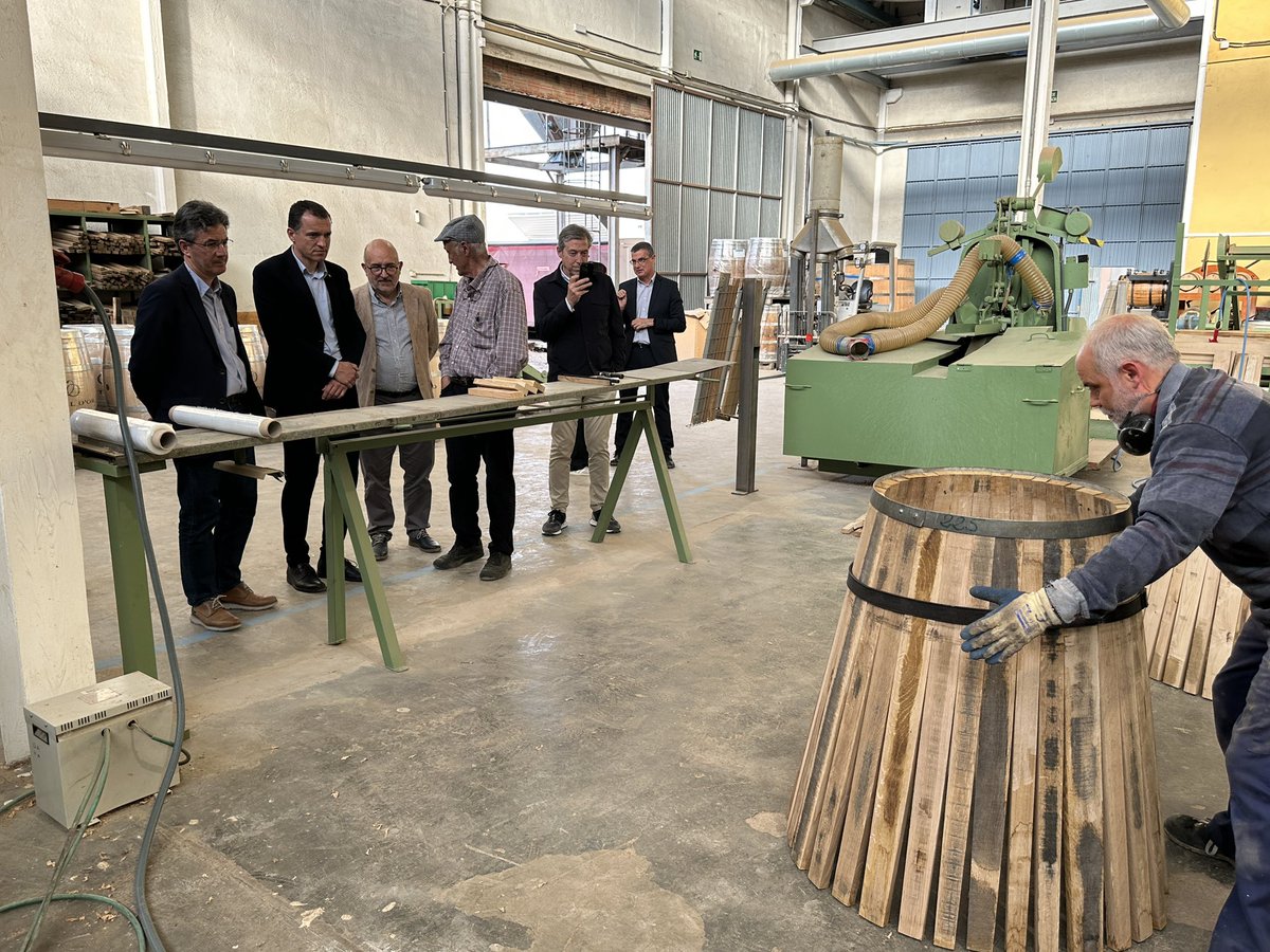 VilafrancaAj's tweet image. 🍷L’alcalde @FRomeroGamarra ha assistit aquesta tarda a la visita que ha fet el conseller d’@agriculturacat @oscarordeig a les instal·lacions de l’empresa Boteria Torner, ubicada al barri Molí d’en Rovira, l’única boteria existent actualment a Catalunya.
#Vilafranca #capitaldelvi