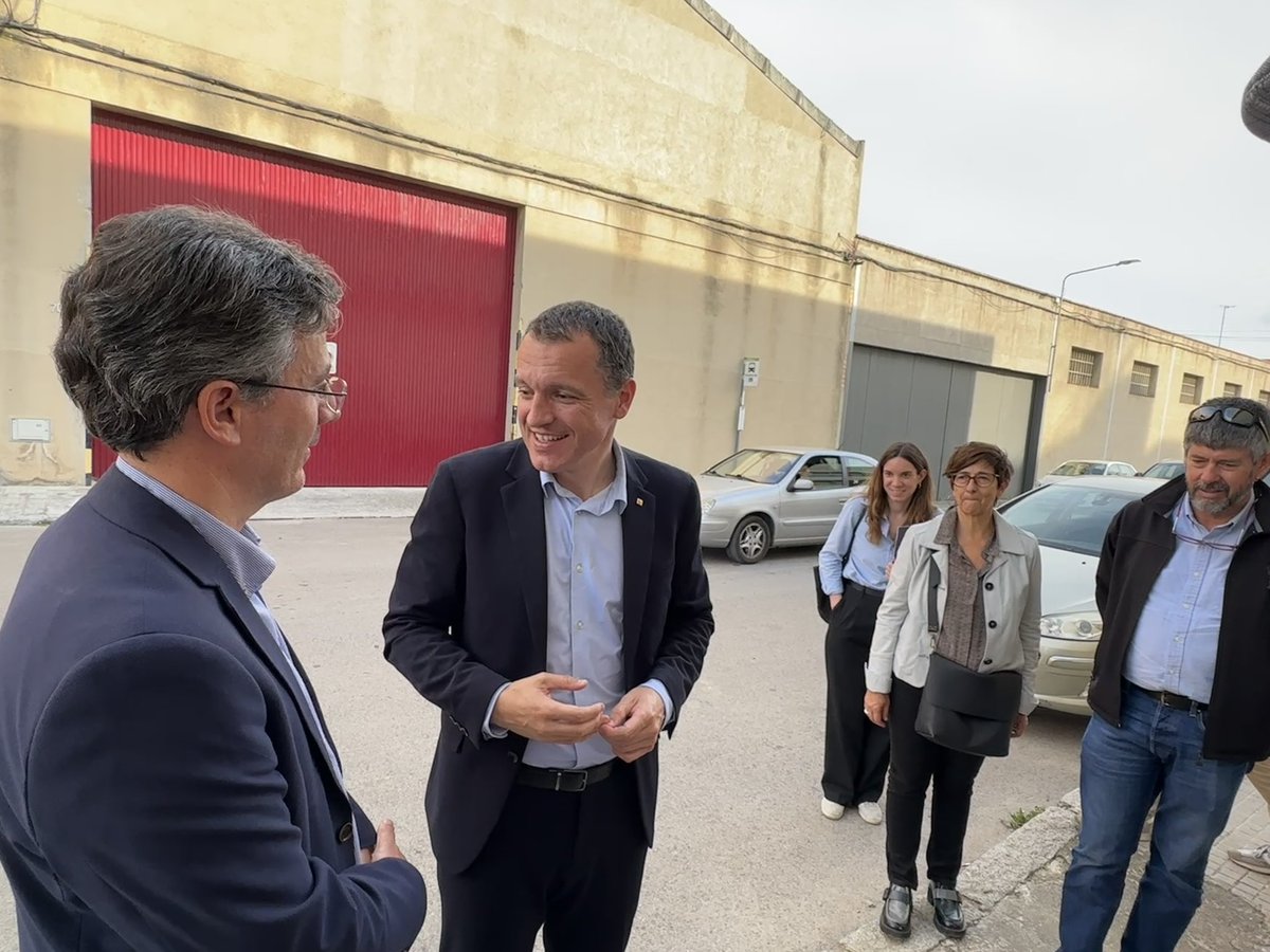 VilafrancaAj's tweet image. 🍷L’alcalde @FRomeroGamarra ha assistit aquesta tarda a la visita que ha fet el conseller d’@agriculturacat @oscarordeig a les instal·lacions de l’empresa Boteria Torner, ubicada al barri Molí d’en Rovira, l’única boteria existent actualment a Catalunya.
#Vilafranca #capitaldelvi
