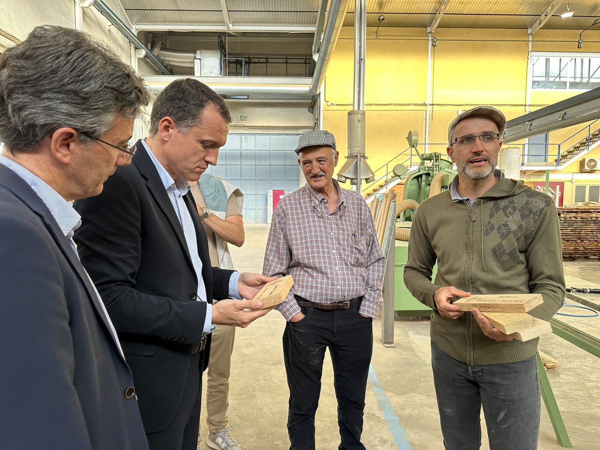 VilafrancaAj's tweet image. 🍷L’alcalde @FRomeroGamarra ha assistit aquesta tarda a la visita que ha fet el conseller d’@agriculturacat @oscarordeig a les instal·lacions de l’empresa Boteria Torner, ubicada al barri Molí d’en Rovira, l’única boteria existent actualment a Catalunya.
#Vilafranca #capitaldelvi