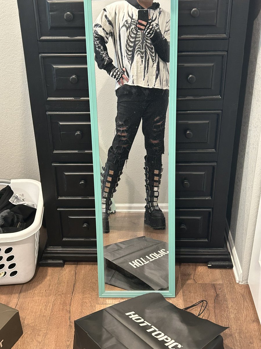 NeriumSpider's tweet image. @HotTopic YOU’VE DONE IT AGAIN AND MADE ME SPEND MONEY ON THESE GLOVES AND THIS HOODIE
#notspon