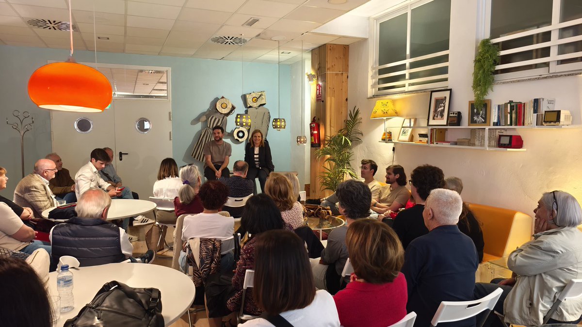 PSOEValencia's tweet photo. Hoy nuestra secretaria general @pilarbernabe ha estado con los compañeros y compañeras de @PSPV_Abastos explicando su proyecto de ciudad.

Un proyecto colectivo, valiente, feminista y profundamente transformador.

Un proyecto que ganará en 2027 ✊🏼🌹

#PilarAmbForça https://t.co/4TgX0iX4L1