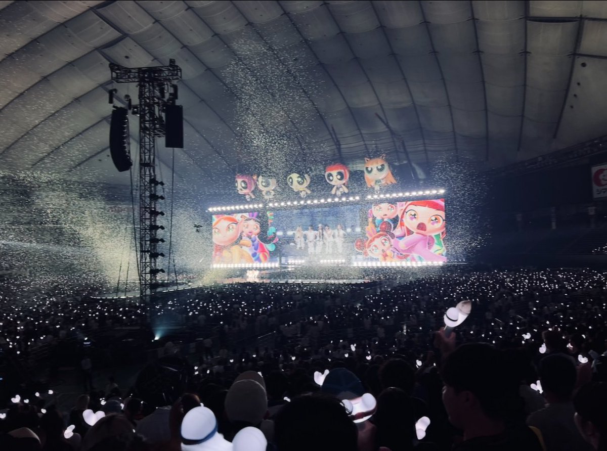 zeusssss1's tweet photo. This is a winged fruit of the Aceraceae family, shaped exactly like a Binky Bong! It reminds me of the surreal atmosphere from the 2024 Bunnies Camp Tokyo Dome live event..🥲 https://t.co/qbJ4i6Kl57