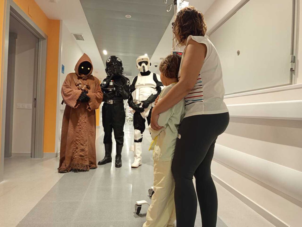 Hospital Universitario 12 de Octubre (@h12octubre) on Twitter photo 📆 #DiadelNiñoHospitalizado.
🚀 La <a href="/legion501/">501st Legion - Spanish Garrison</a> se ha vestido de gala para jugar con los pacientes más pequeños ingresados en el #Hospital12deOCtubre.
💪 Los soldados imperiales les han transmitido la emblemática frase de Stars Wars: "Que la fuerza te acompañe".
#somosdel12 📆 #DiadelNiñoHospitalizado.
🚀 La <a href="/legion501/">501st Legion - Spanish Garrison</a> se ha vestido de gala para jugar con los pacientes más pequeños ingresados en el #Hospital12deOCtubre.
💪 Los soldados imperiales les han transmitido la emblemática frase de Stars Wars: "Que la fuerza te acompañe".
#somosdel12