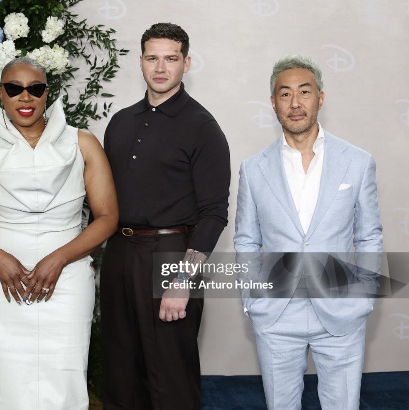 kenny standing off to the side… how can i make this about peter krause