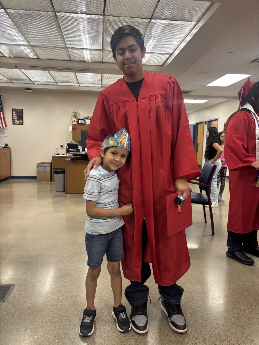 ELMESTigers's tweet photo. Congratulations class of 2025! 🧡🐾🎓 https://t.co/JytkEQFBbT
