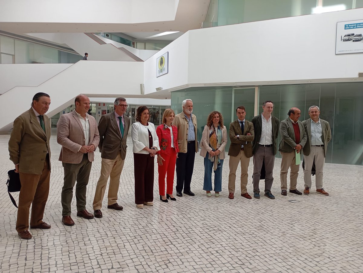 ASAJA Cádiz (@asajacadiz) on Twitter photo Reunidos con la consejera de <a href="/MedioAmbAND/">Consejería de Sostenibilidad y Medio Ambiente</a> <a href="/LinaGarcia_AND/">Catalina García</a>. Importante encuentro, en el que también participó la alcaldesa de Jerez, <a href="/MJGarciaPelayo/">María José García-Pelayo</a> para abordar las necesidades medioambientales y cinegéticas de #Cádiz. Agradecer la cercanía y compromiso de ambas administraciones Reunidos con la consejera de <a href="/MedioAmbAND/">Consejería de Sostenibilidad y Medio Ambiente</a> <a href="/LinaGarcia_AND/">Catalina García</a>. Importante encuentro, en el que también participó la alcaldesa de Jerez, <a href="/MJGarciaPelayo/">María José García-Pelayo</a> para abordar las necesidades medioambientales y cinegéticas de #Cádiz. Agradecer la cercanía y compromiso de ambas administraciones