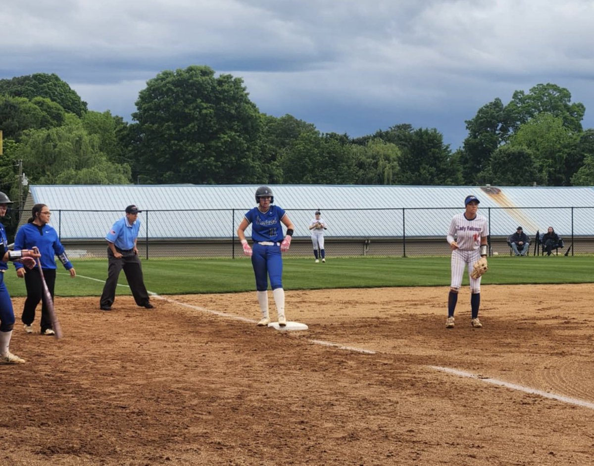 Kyndal_Engle11's tweet photo. We’re moving on! Great team win last night against a really talented Volunteer High School team. Regional Finals on Wednesday night and on to sectionals Friday. Couldn’t be more proud of this group!!! #BlueDevilSoftball 🥎 https://t.co/mo7FF6bVOK