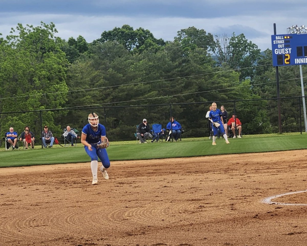 Kyndal_Engle11's tweet photo. We’re moving on! Great team win last night against a really talented Volunteer High School team. Regional Finals on Wednesday night and on to sectionals Friday. Couldn’t be more proud of this group!!! #BlueDevilSoftball 🥎 https://t.co/mo7FF6bVOK