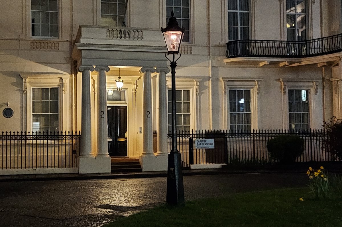 There are still over 1,300 working gas lamps in London. Some are now 200 years old and objects of beauty. Learn about the London Gasketeers’ campaign to save the survivors in my video about the history of the capital’s gas lamps youtu.be/rq5VWPT0GF8