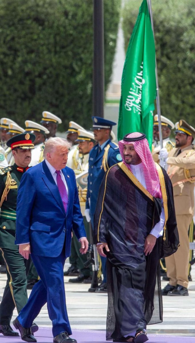 isaalq's tweet photo. سموّ سيدي وليّ العهد محمد بن سلمان، حفظه الله،
قائدُ المرحلة، وصانعُ المجد.
هو العزمُ إذا تراجع العازمون،
وهو القرارُ إذا ارتبكت القرارات،
وهو الثباتُ في زمن التقلّب،
وهو الفخرُ حين يبحث العالم عن رموز.
في حضرته تُصاغُ الرؤى، وتُنفَّذ الكلمة. https://t.co/tB9L3n49H9